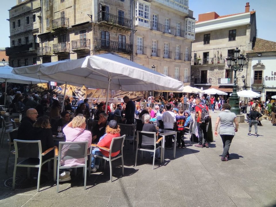 Típica estampa de verano en Vigo con las terrazas llenas y la hostelería como sector pujante.