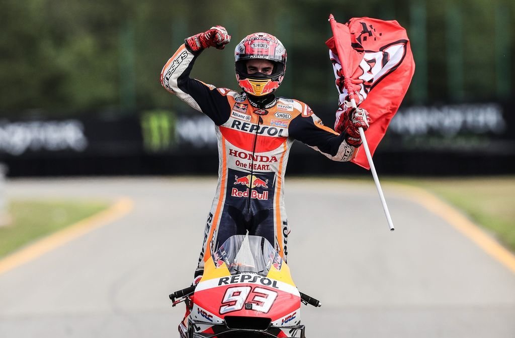 Marc Márquez celebra su victoria en la carrera de MotoGP.