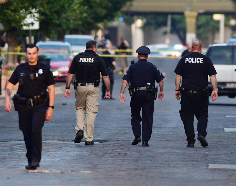 Oficiales de policía en la escena del crimen en Dayton, Ohio