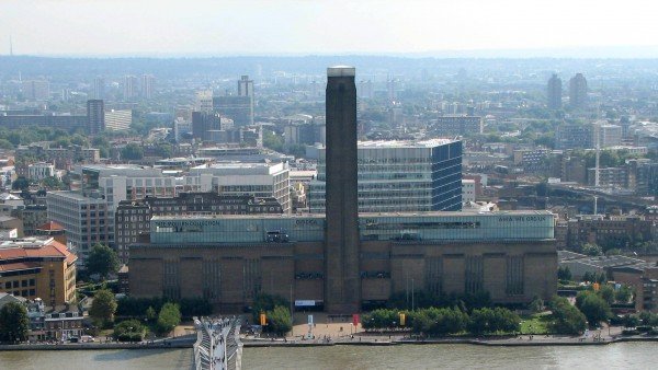La galería Tate Modern, vista desde la otra orilla del río Támesis.