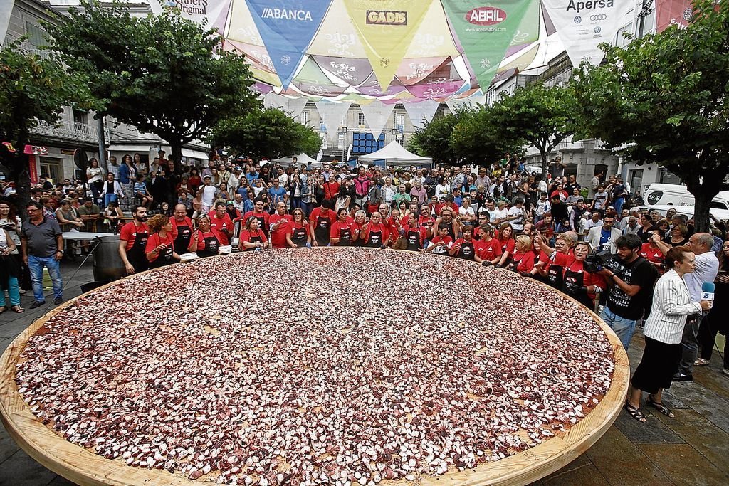 La gran tapa de 500 kilos de pulpo que, un año más, batió el propio récord conseguido en 2018 en este mismo escenario de la Plaza Mayor carballiñesa.