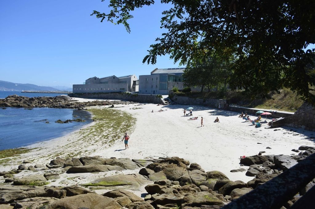 La playa de la Mourisca, también conocida como Matadero, se encuentra detrás del Museo del Mar.
