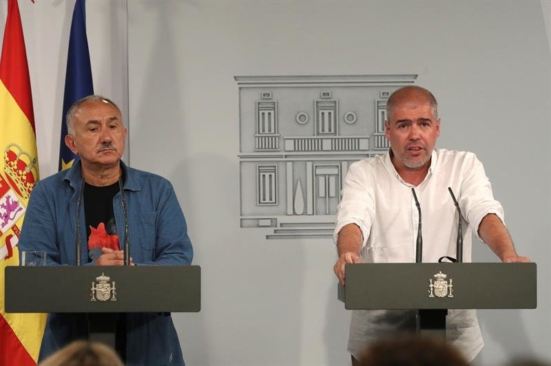 Los secretarios generales, de UGT, Pepe Álvarez (i), y de CCOO, Unai Sordo (d), durante la rueda de prensa
