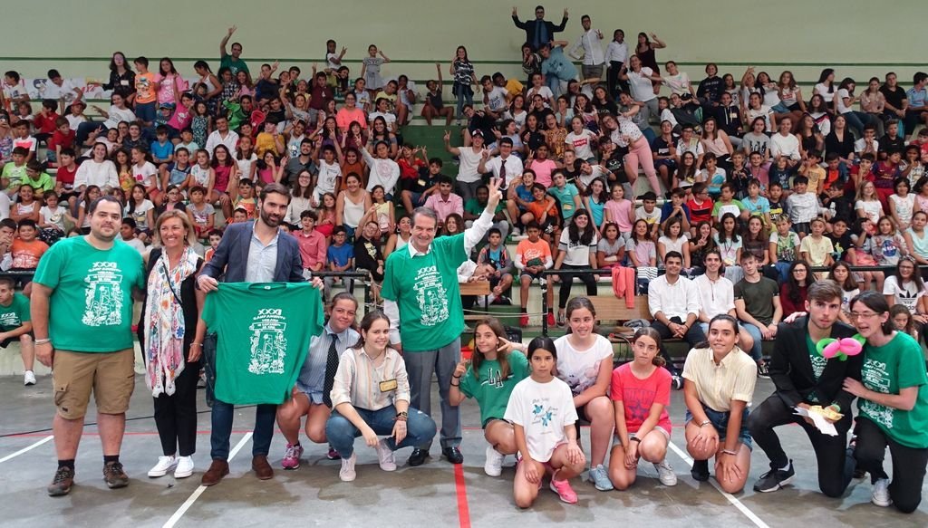 Abel Caballero estuvo ayer en el Pabellón de As Travesas donde 450 jóvenes participaron en el campamento urbano, organizado por el Concello. Celebraban la última jornada tras quince días de actividades.