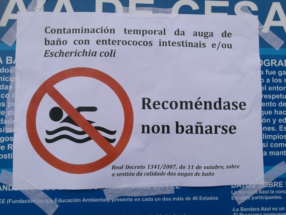El Ayuntamiento colocó ya ayer  los carteles informativos en el arenal de A Punta.