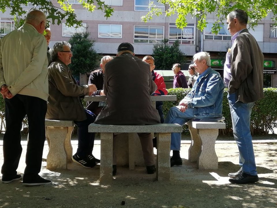Jubilados jugando a las cartas en las inmediaciones de As Travesas, una imagen clásica.