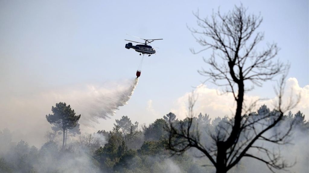 Un helicóptero trabaja en la extinción del incendio de Quiroga del pasado 24 de julio.