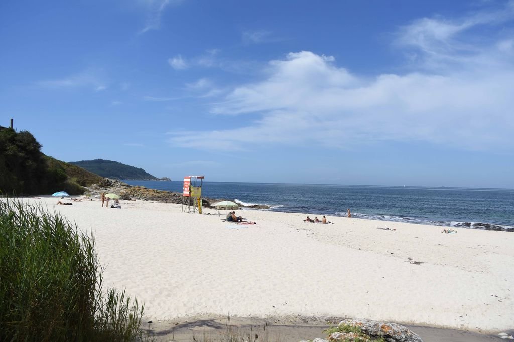 La playa de Muíños de Fortiñón, en la parroquia de Saiáns, se encontraba ayer así de vacía.