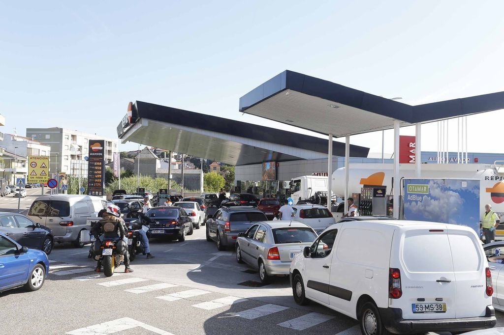 Los trabajadores de las estaciones de servicio de Tui no dieron abasto en la primera jornada de limitaciones en el repostaje en Portugal: solo 25 litros por vehículo.