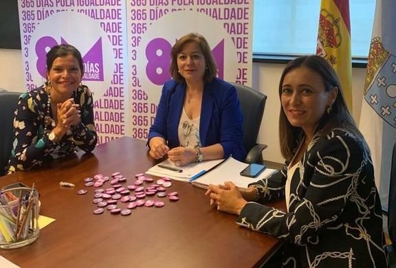 Nidia Arévalo, Susana López Abella y Sara Cebreiro, reunidas ayer en Santiago.