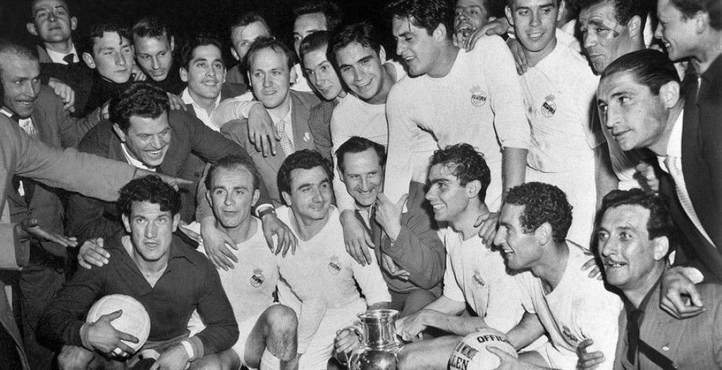 Los jugadores del Real Madrid celebran la consecución en París de la Copa de Europa. Nueve meses antes, perdieron en Balaídos.