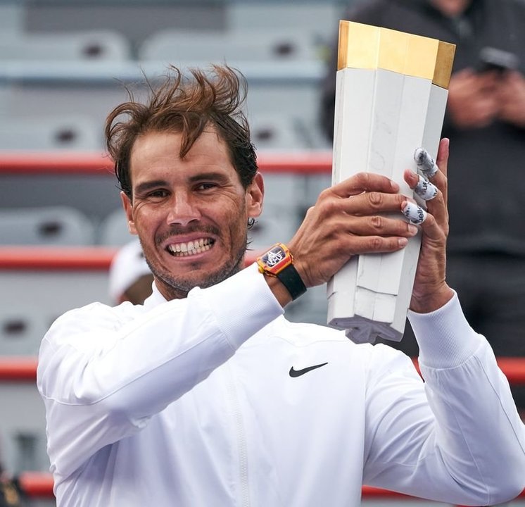 Rafa Nadal alza el trofeo de campeón del Masters 1.000 de Montreal.