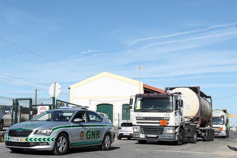 Efectivos del Ejército abastecen combustible en Portugal