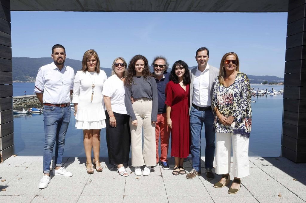 Ignacio Vilar (centro), con el presidente de Agadic, la presidenta de la Diputación (primera por la dcha), la alcaldesa (primera a la izda) y parte del elenco.