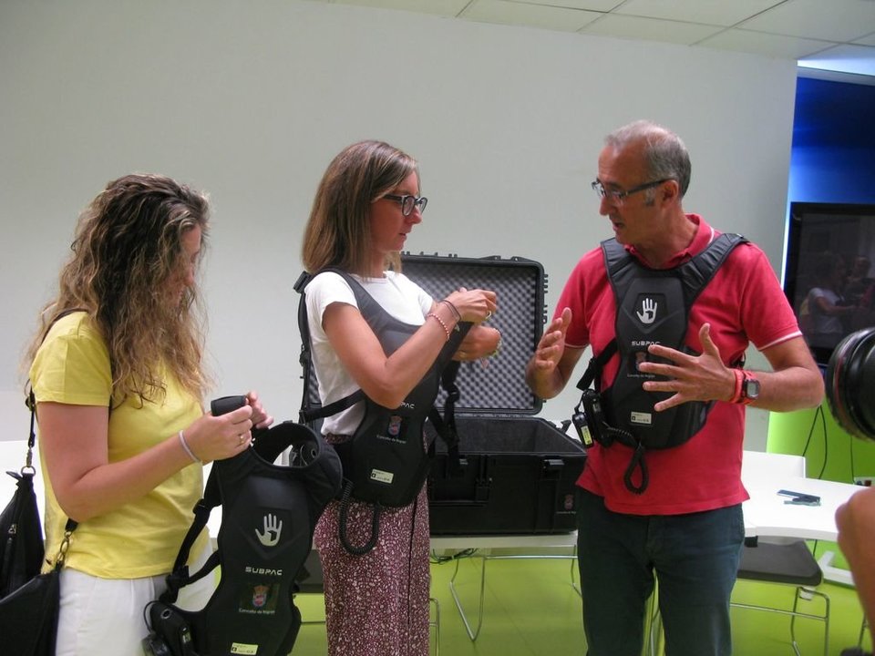 El alcalde de Nigrán, Juan González, explica en Pontevedra el funcionamiento de las mochilas.