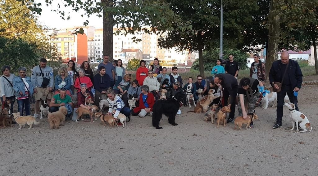 Los usuarios de la Finca Matías se reunieron este martes con miembros de Distopía para organizarse para pedir un parque canino en la zona que se prevé un macroparque infantil.