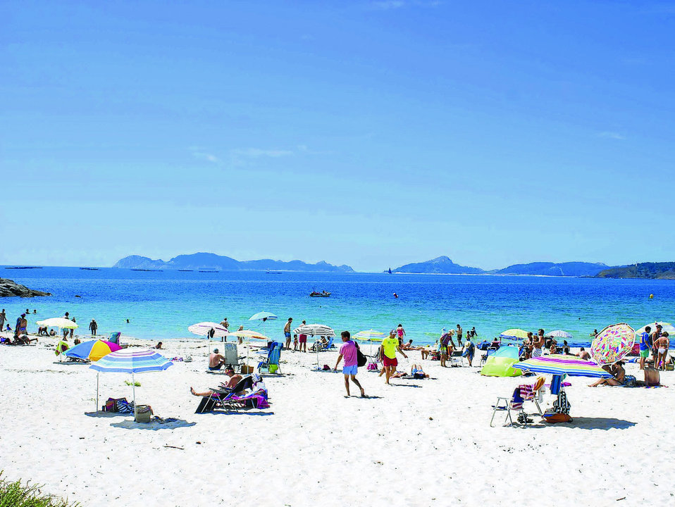 La playa de Nerga, en Cangas, destaca entre los turistas por su agua cristalina y limpia.