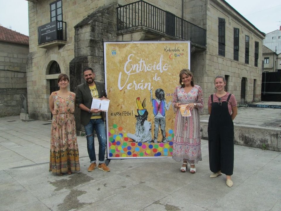 Daniel Boullosa, Concejal de Cultura, y la alcaldesa Digna Rivas, presentaron ayer la nueva programación en la plaza de la Casa da Torre.