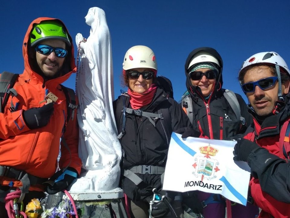 Lois  Faro (con la bandera), con Cris, Iria y Alex, en la cima del Gran Paradiso.