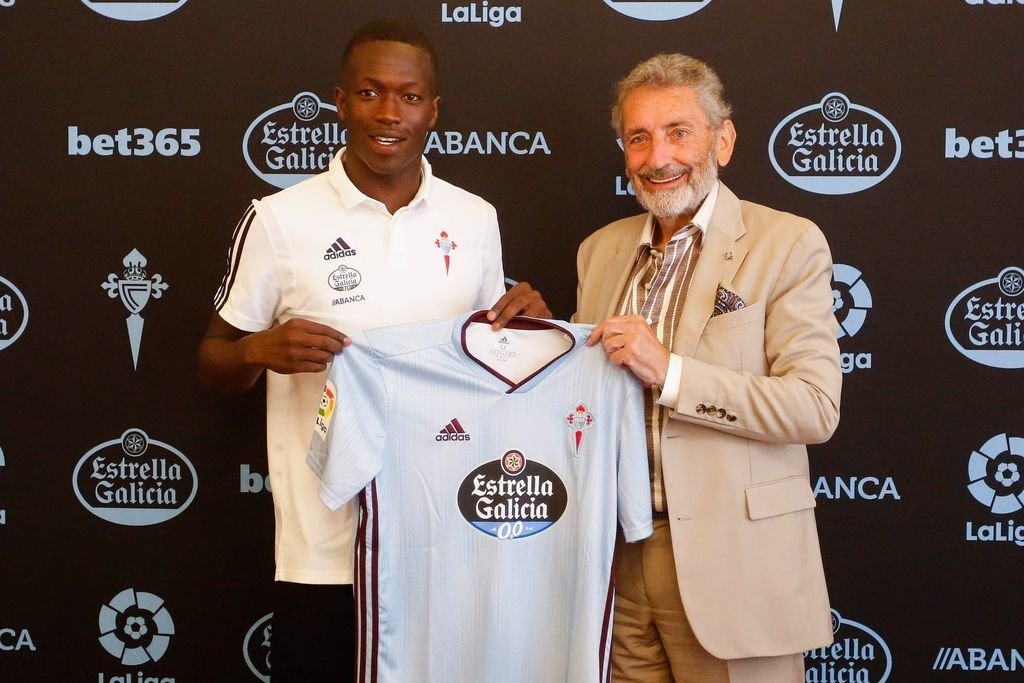 Pape Cheikh posa con la camiseta del Celta y con el presidente del club, Carlos Mouriño, tras firmar el contrato.