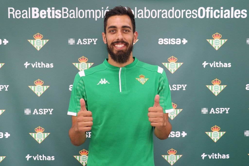 Borja Iglesias posa con los colores de su nuevo equipo tras su llegada a Sevilla.
