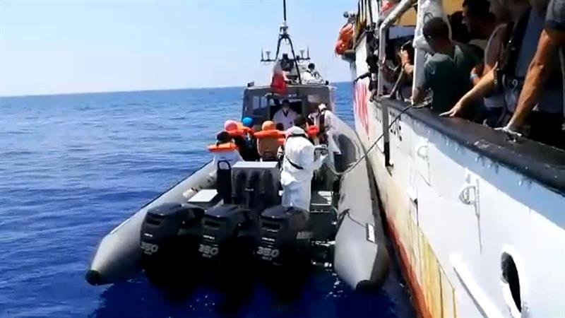 El momento en que varios inmigrantes son evacuados hoy desde el barco de la ONG española Open Arms