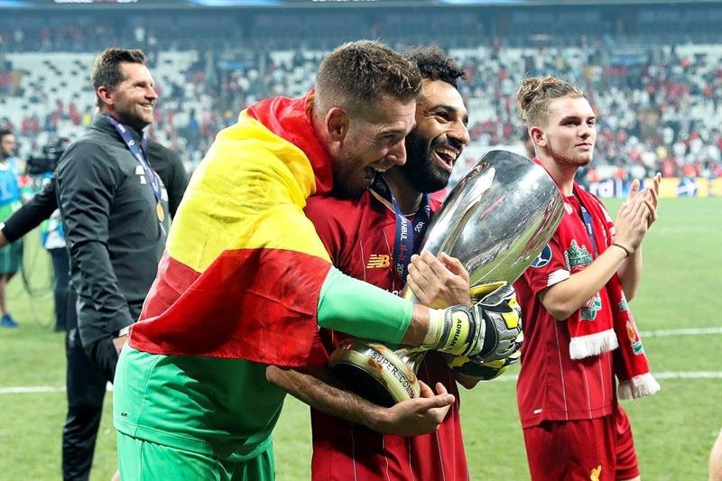 El portero del Liverpool Adrian (2-L) y Mohamed Salah (2-R) celebran con el trofeo después de ganar el partido de fútbol de la Supercopa de la UEFA entre el Liverpool FC y el Chelsea FC en Estambul