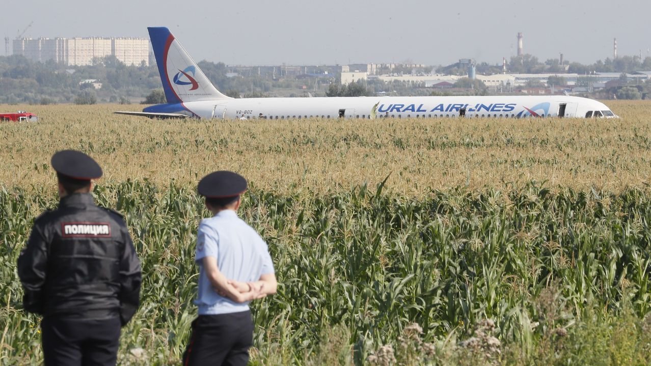 Un avión ruso con más de 200 pasajeros aterriza de emergencia en una plantación de maíz