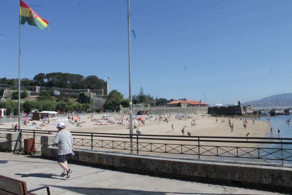 La playa de Ribeira finaliza a un lado con las instalaciones del MRCYB y al otro con la avenida Elduayen.
