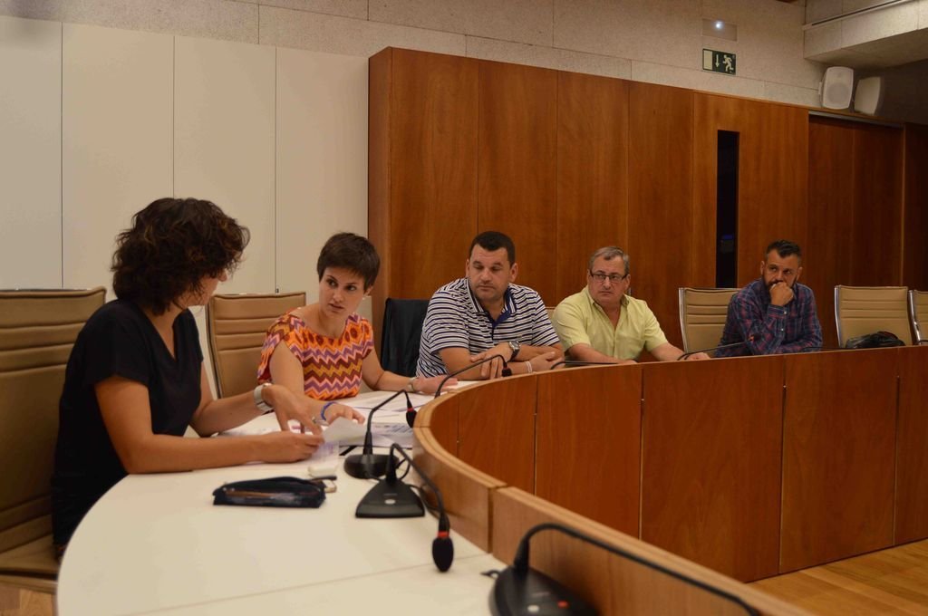 Los representantes de los cinco ayuntamientos que integran la mancomunidad que preside Ánxela Fernández.