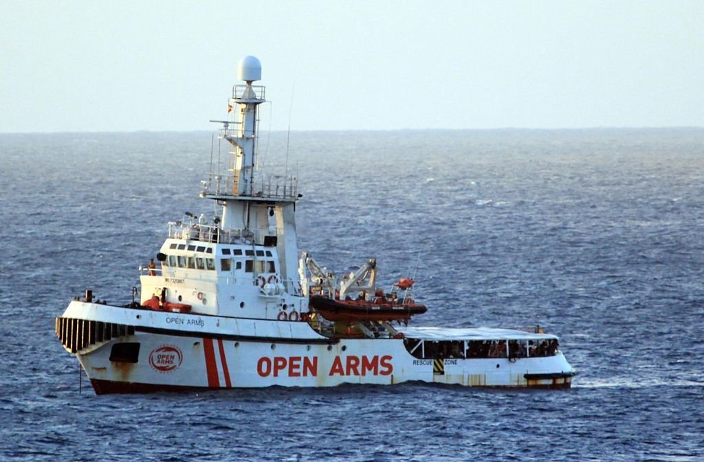 El buque de la organización humanitaria española, fondeado en las inmediaciones de Lampedusa.
