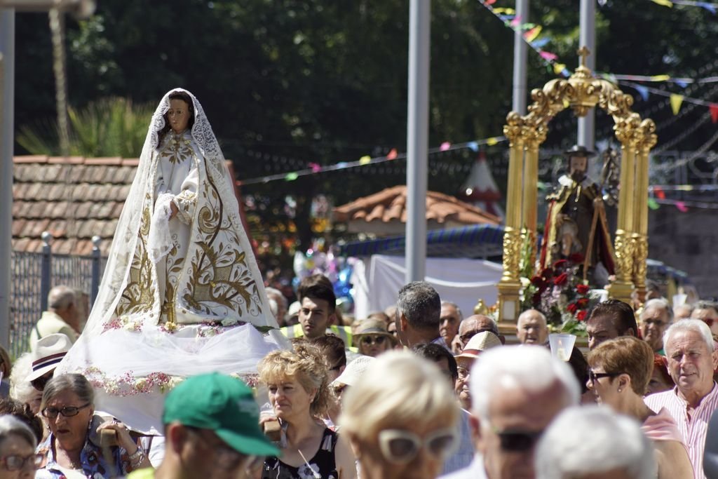 Miles de devotos acompañaron a San Roque en procesión por las calles del barrio. Gloria Rivas y Eva Román, son junto con Ana Caride y Teresa Pérez, las mujeres al mando  de la Irmandade