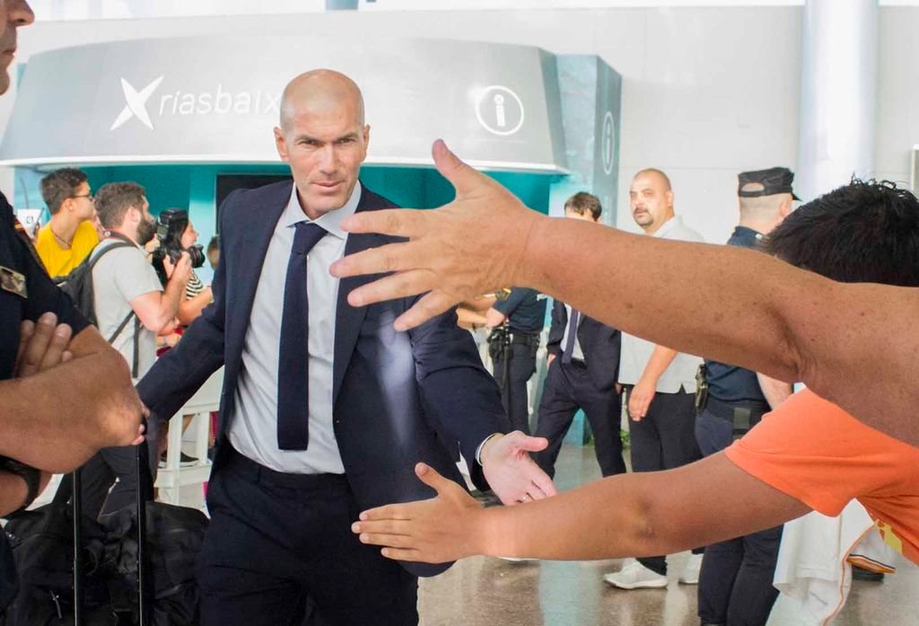 Zidane choca la mano de los aficionados ayer en Peinador.