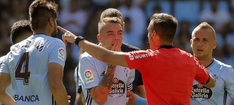 os jugadores del Celta de Vigo protestan ante el árbitro central, Javier Estrada (2i)