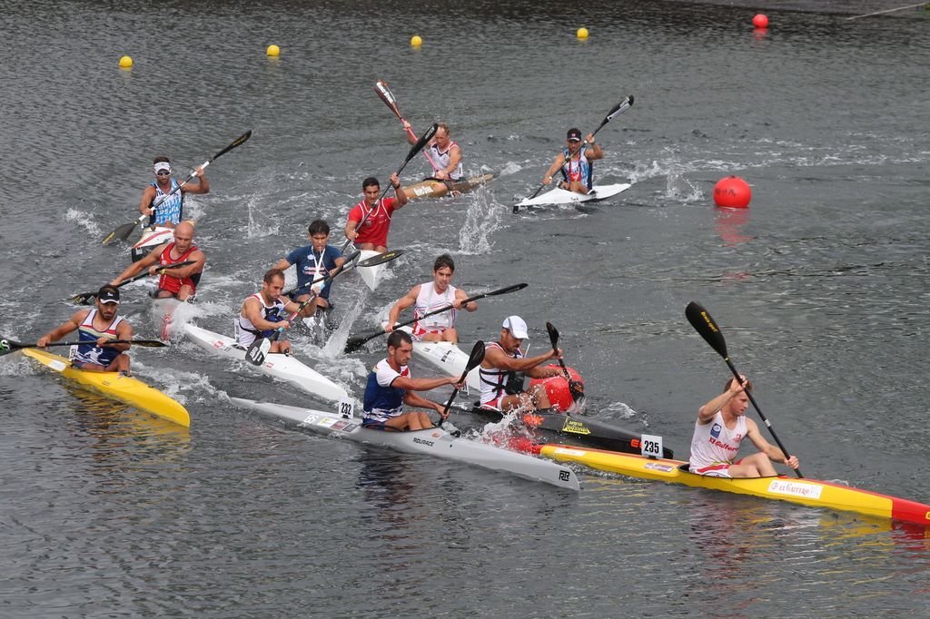 El río Lérez congregó a multitud de participantes en sus aguas.