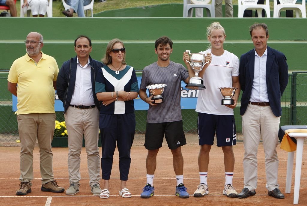 La pareja brasileña posó con sus trofeos de campeones en Coruxo.