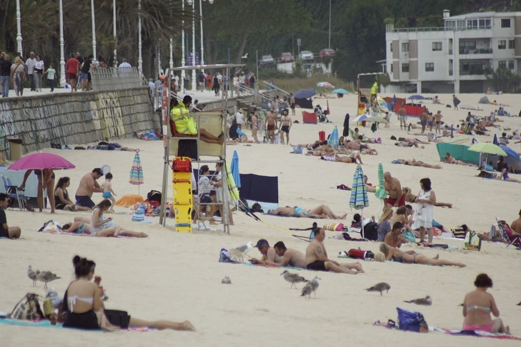 Así estaba ayer la playa de Samil, con &#34;media entrada&#34;, inusual para un sábado festivo de mitad de agosto.