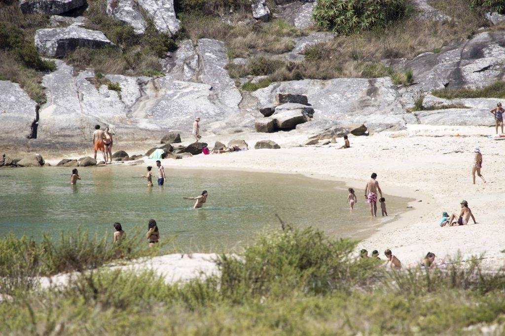 La playa de Liméns se caracteriza por su arena blanca y el agua transparente.