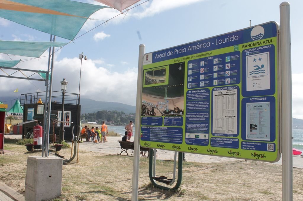 Panel informativo del paseo de Playa América en el que muestra la calidad del agua como &#34;buena&#34;.