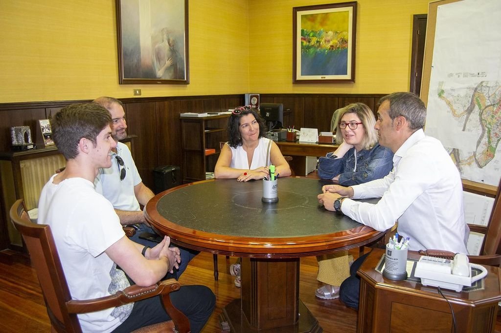 Giráldez (izquierda), junto a suzs padres en el encuentro con el alcalde de Tui, Enrique Cabaleiro.