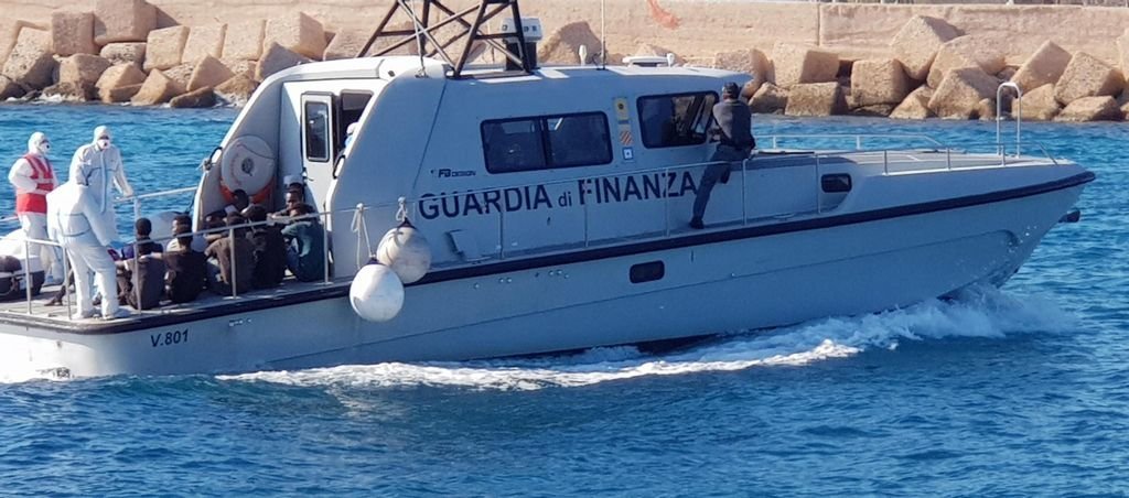 Una embarcación de la Guardia de Finanzas trasladó a los jóvenes al puerto de Lampedusa.