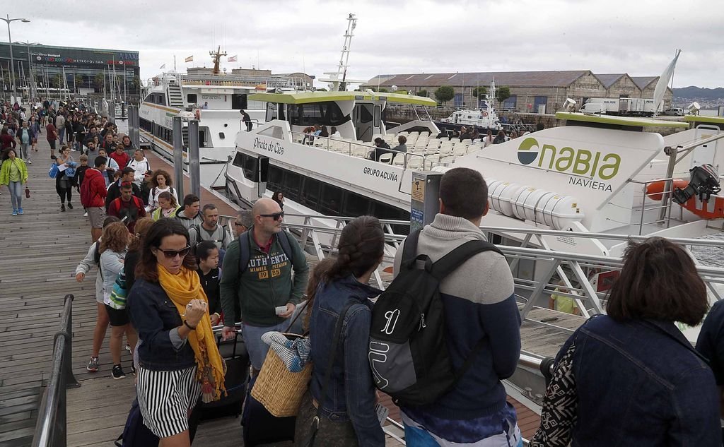 Las navieras no disponen de más billetes a Cíes hasta el 29 de agosto y la lluvia matinal no impidió que se creasen nuevas colas de viajeros ayer en Vigo.