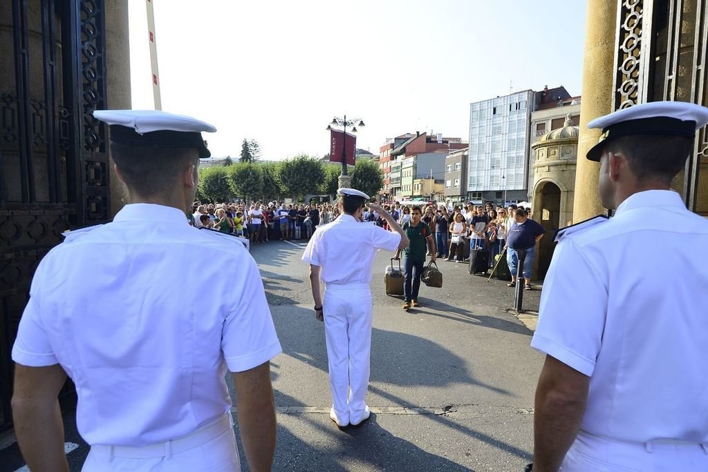 Los nuevos alumnos de la Escuela Naval llegan a Marín