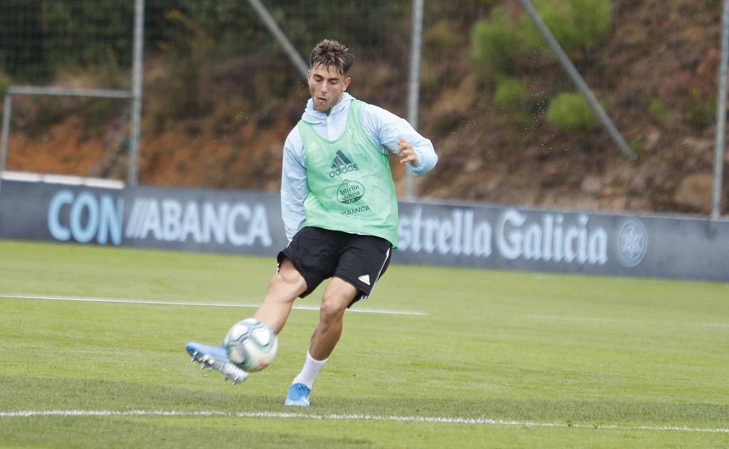 Iker Losada golpea un balón durante un entrenamiento en A Madroa.