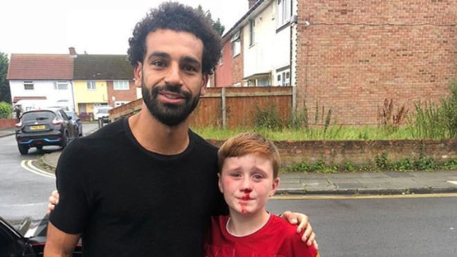 Salah con el joven aficionado.
