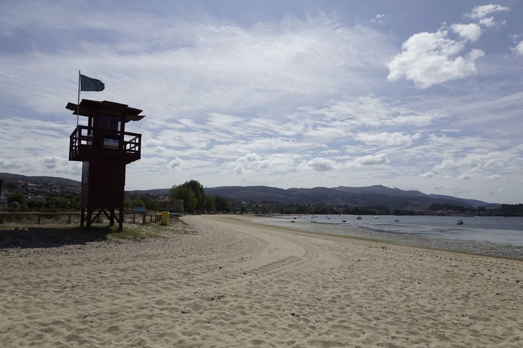 La playa de Cesantes, de dos kilómetros, se encuentra en la Ensenada de San Simón.