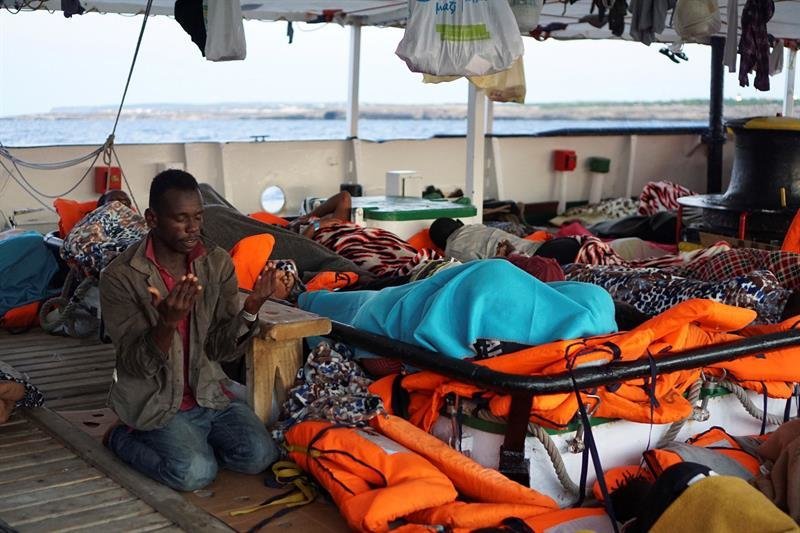 Un migrante reza a primera hora de ayer a bordo del &#34;Open Arms&#34;, fondeado frente a Lampedusa.
