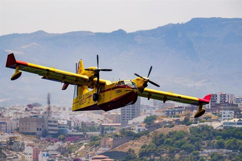 Uno de los cuatro hidroaviones que trabajan en las labores de extinción del incendio de Gran Canaria