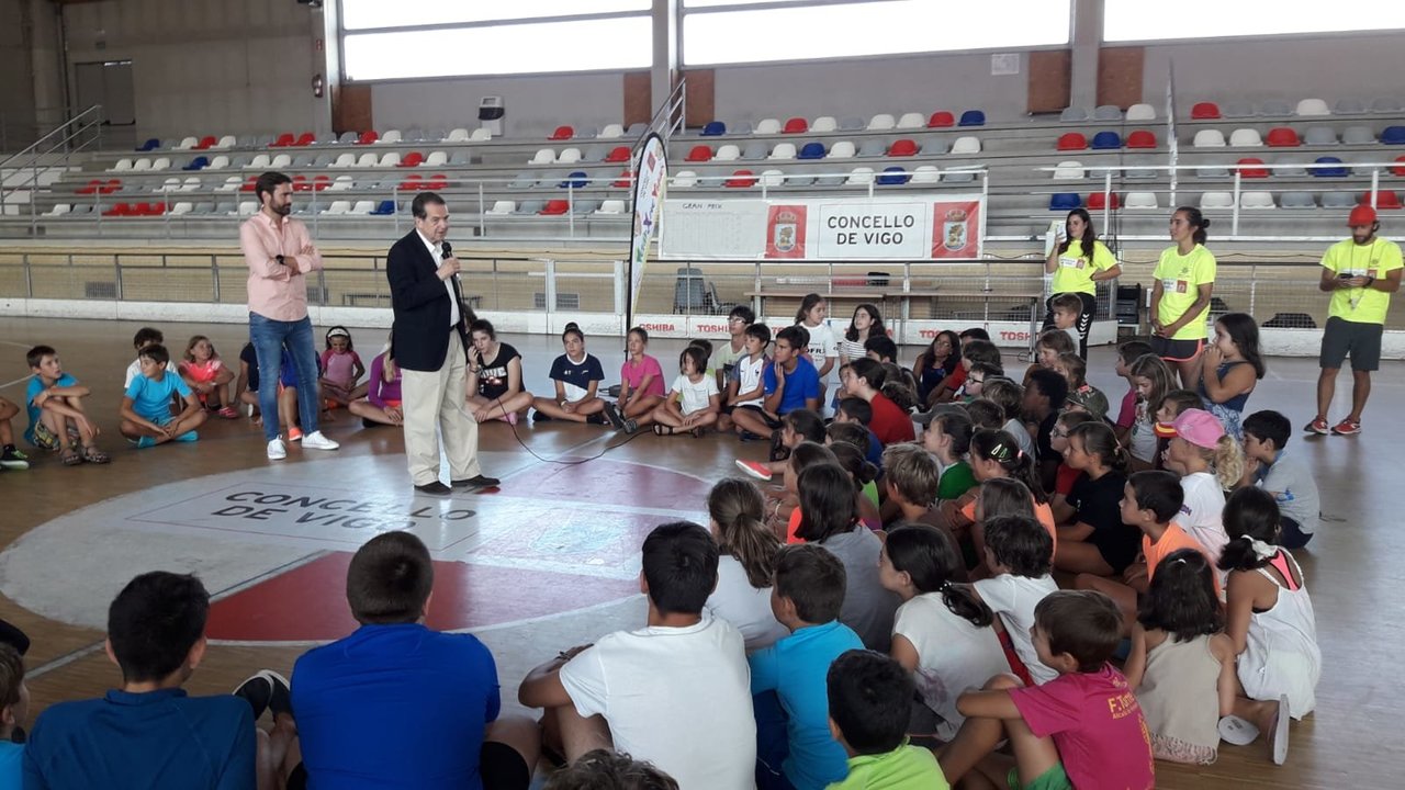 El alcalde visitó esta mañana un campamento de verano en Bouzas.