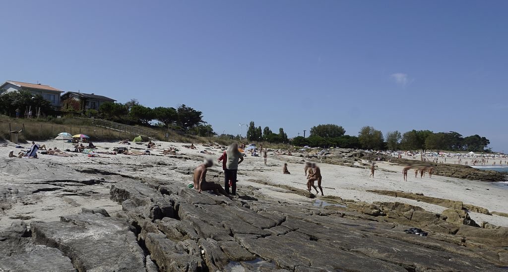 La playa de Fontaíña, en O Vao, es el arenal nudista más concurrido del centro de Vigo.